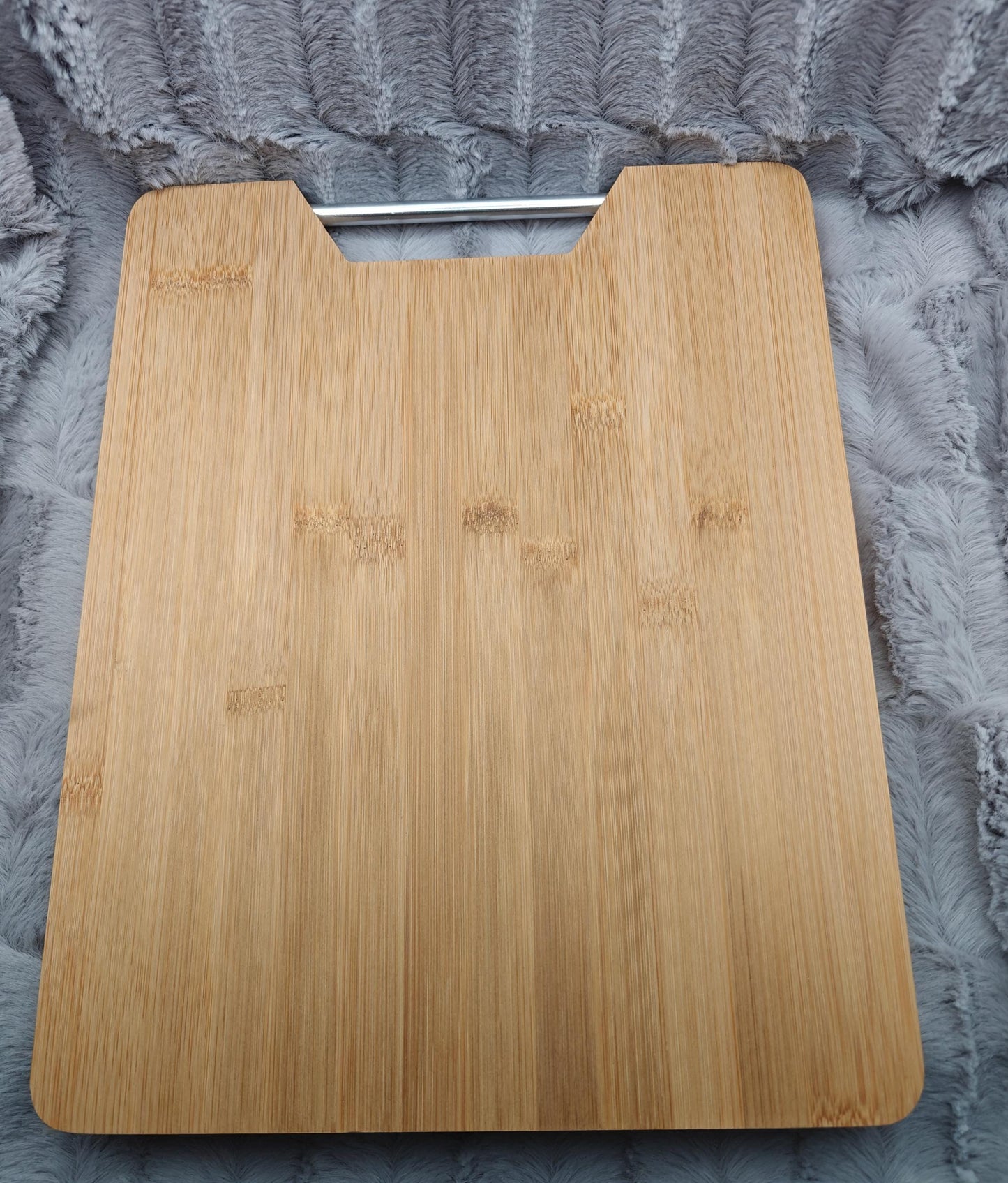 Schneidebrett rechteckig Bambus 32.5x25 cm mit Griff und Wunschgravur Vesperbrett Schneidbrett Brett Brettchen Geschenk