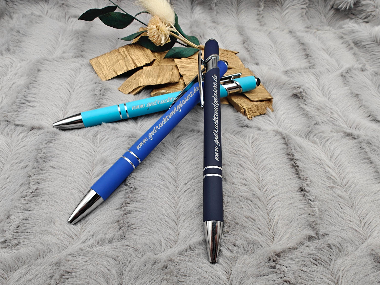 Kugelschreiber personalisiert mit Touchpen blau himmelblau oder dunkelblau aus Aluminium mit Gravur Kuli Stift Holz Gastgeschenk Geschenk
