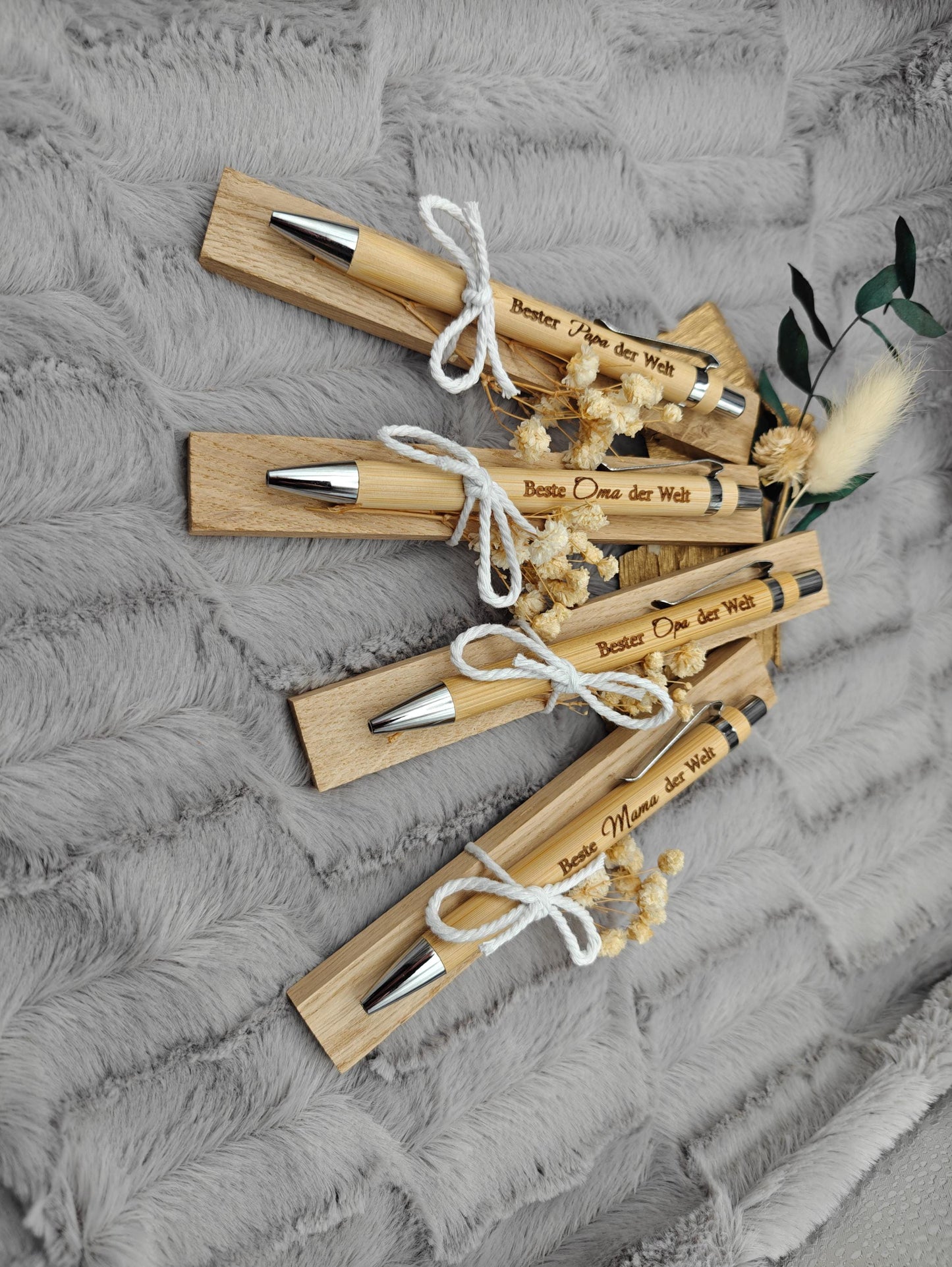 Bambus Kugelschreiber Geschenkset mit Gravur | Personalisiertes Geschenk Mama Papa Oma Opa | auf Eichenholz mit Trockenblumen Deko