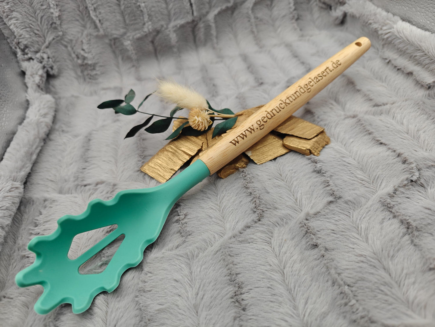 Nudelkelle personalisiert Spaghettikelle Silikon personalisiert Holz mintgrün kochen ca. 30,5 cm lang mit Gravur