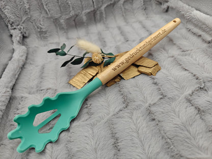 Nudelkelle personalisiert Spaghettikelle Silikon personalisiert Holz mintgrün kochen ca. 30,5 cm lang mit Gravur