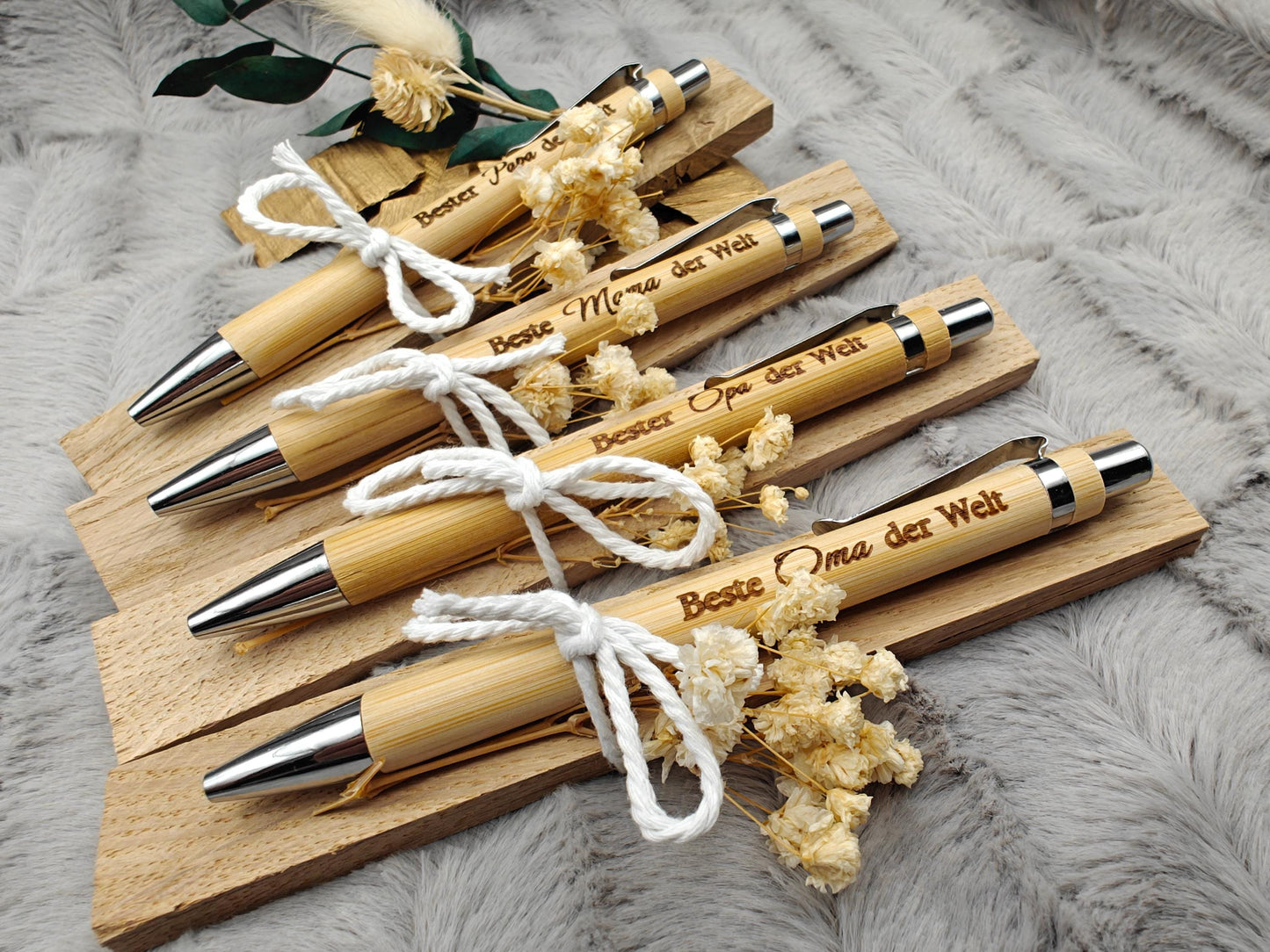 Bambus Kugelschreiber Geschenkset mit Gravur | Personalisiertes Geschenk Mama Papa Oma Opa | auf Eichenholz mit Trockenblumen Deko
