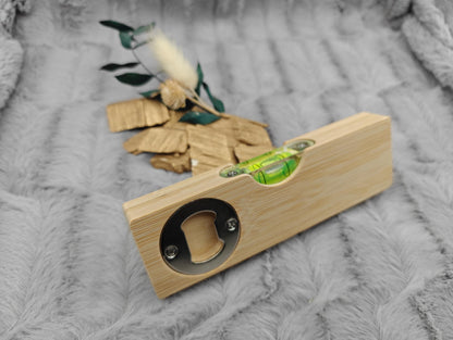 Wasserwaage Flaschenöffner personalisiert aus Holz 15 x 4,7 x 2 cm Bambus mit Wunschgravur individuelles Geschenk Heimwerker Handwerker