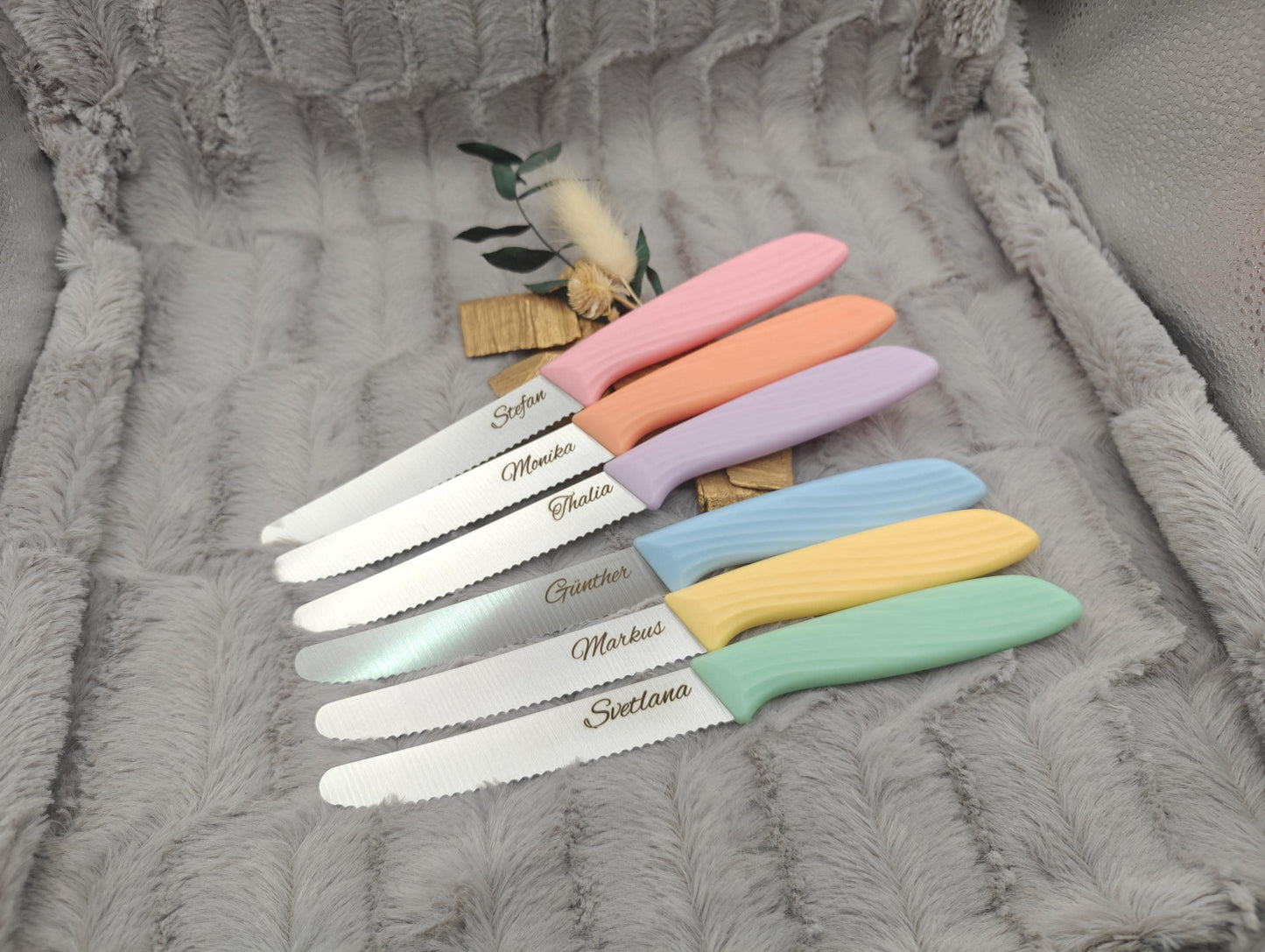 Personalisiertes Messer Pastell mit Gravur | Scharfes Brötchenmesser & Tomatenmesser | Küchenmesser| Optional mit Klingenschutz