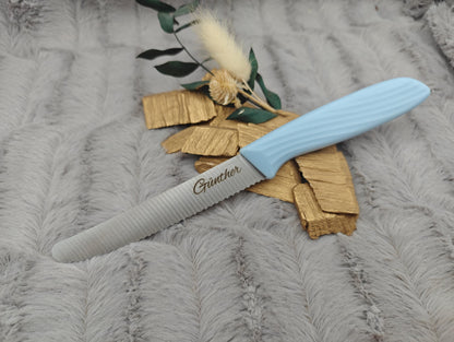 Personalisiertes Messer Pastell mit Gravur | Scharfes Brötchenmesser & Tomatenmesser | Küchenmesser| Optional mit Klingenschutz