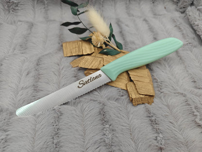 Personalisiertes Messer Pastell mit Gravur | Scharfes Brötchenmesser & Tomatenmesser | Küchenmesser| Optional mit Klingenschutz