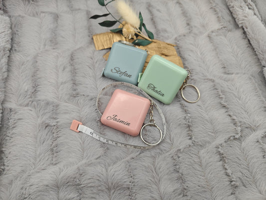 Personalisierter Schlüsselanhänger Maßband mit Gravur | Maßband 150cm | Individuelles Geschenk mit Name | Praktisches Rollmaßband