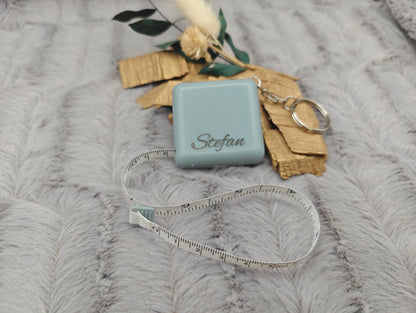 Personalisierter Schlüsselanhänger Maßband mit Gravur | Maßband 150cm | Individuelles Geschenk mit Name | Praktisches Rollmaßband