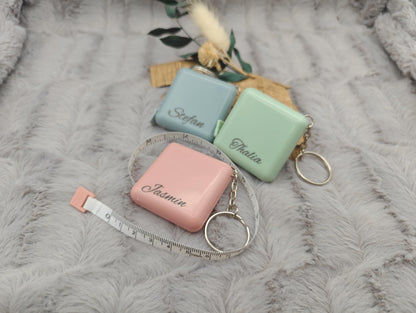 Personalisierter Schlüsselanhänger Maßband mit Gravur | Maßband 150cm | Individuelles Geschenk mit Name | Praktisches Rollmaßband
