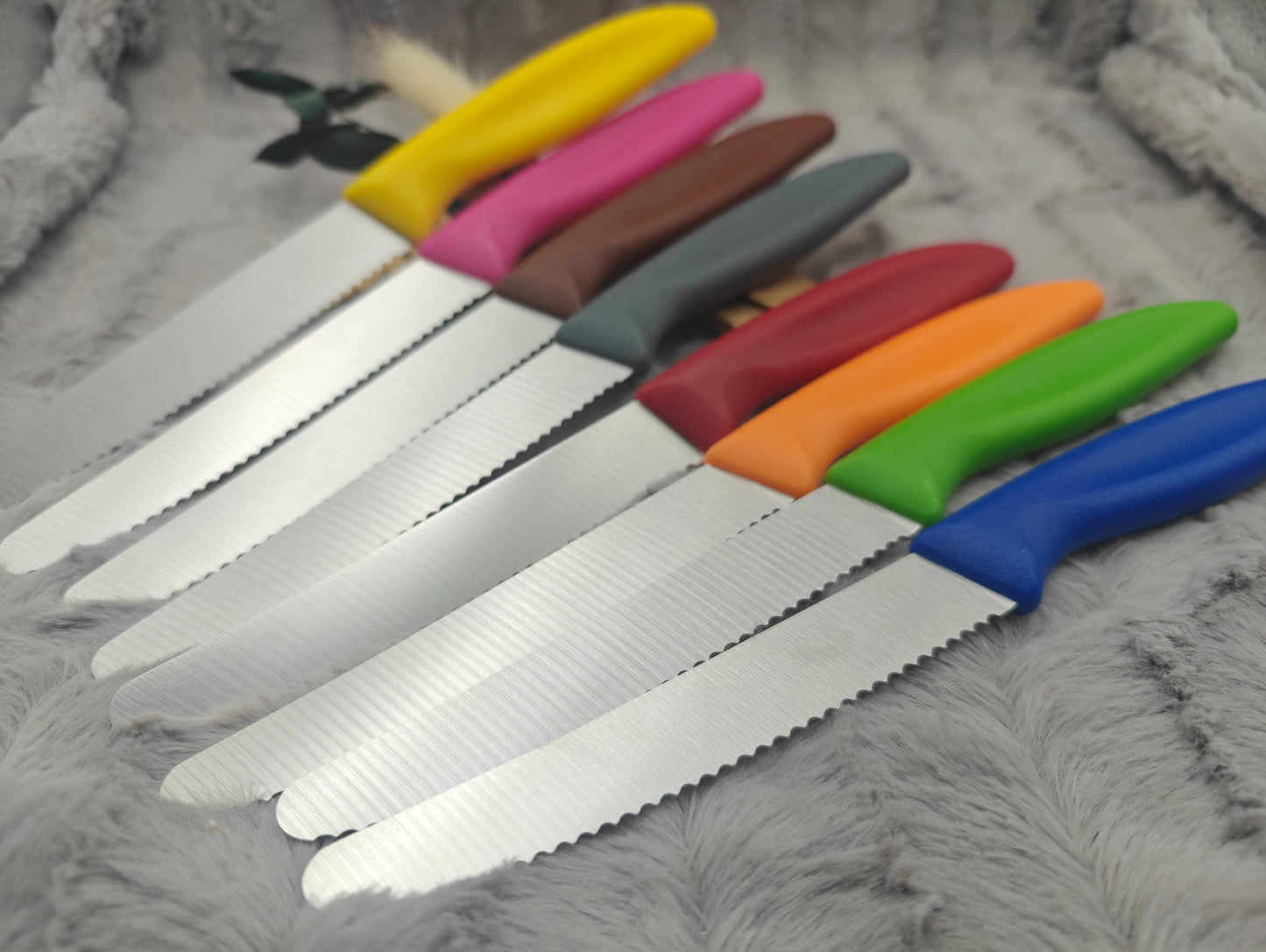 Personalisiertes Messer mit Gravur auf Klinge | Scharfes Brötchenmesser & Tomatenmesser Wellenschliff | Küchenmesser Edelstahl | Geschenk