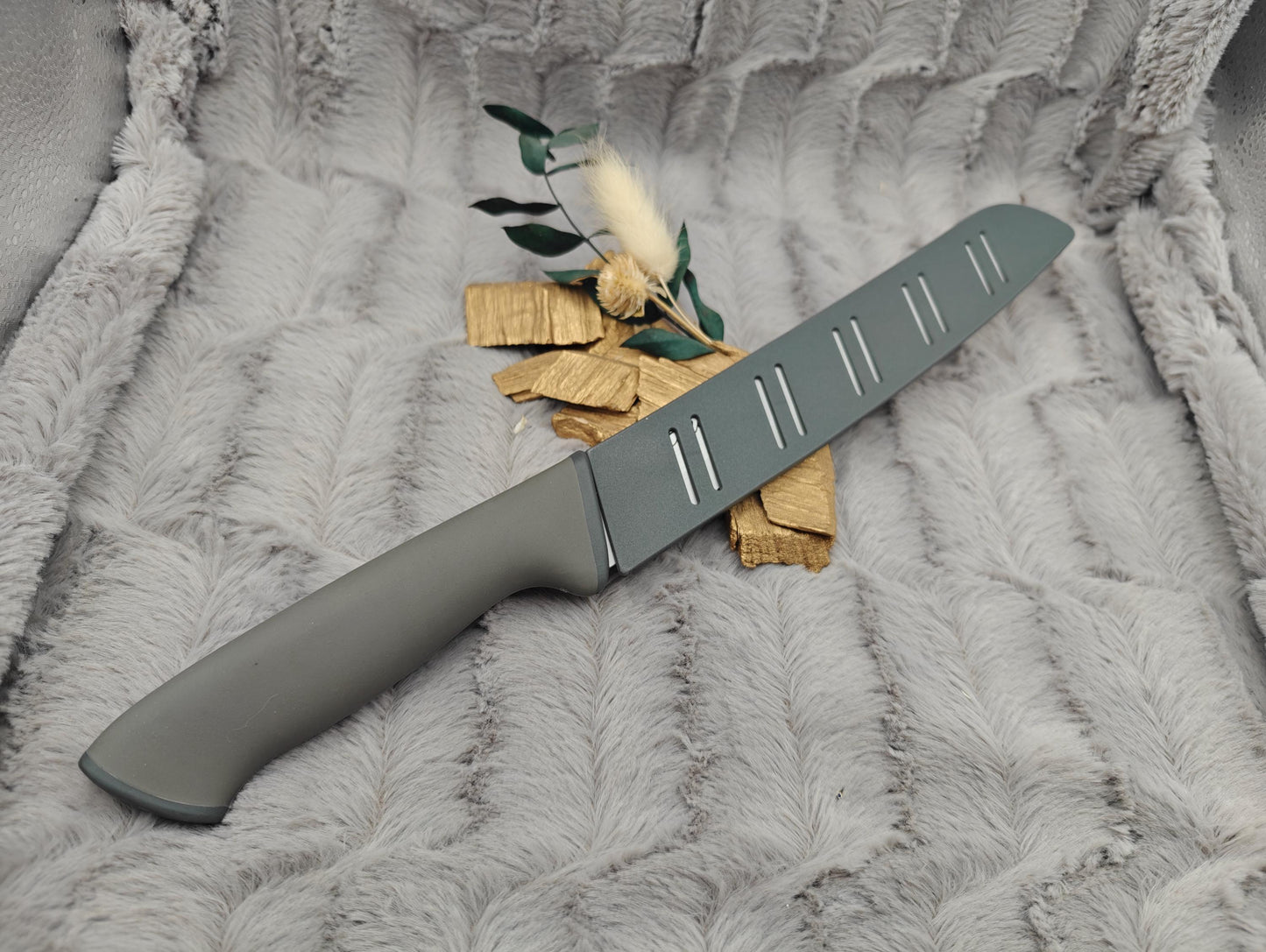 Personalisiertes Brotmesser Grau mit Gravur | Scharfes Wellenschliffmesser Edelstahl 20 cm | Individuelles Messer mit Name & Klingenschutz