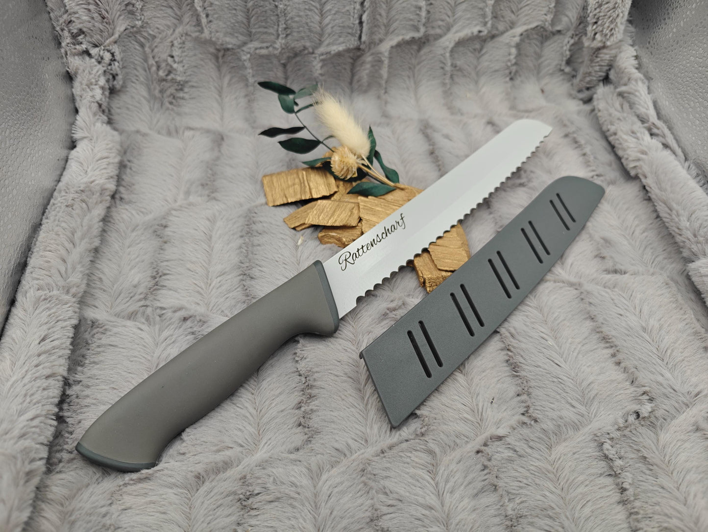 Personalisiertes Brotmesser Grau mit Gravur | Scharfes Wellenschliffmesser Edelstahl 20 cm | Individuelles Messer mit Name & Klingenschutz