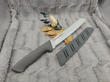 Personalisiertes Brotmesser Grau mit Gravur | Scharfes Wellenschliffmesser Edelstahl 20 cm | Individuelles Messer mit Name & Klingenschutz