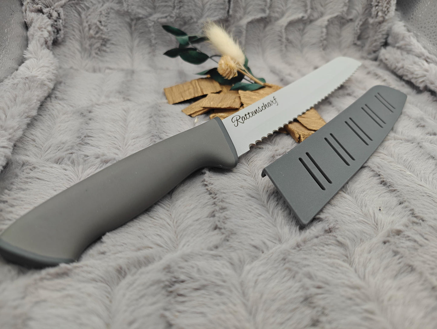 Personalisiertes Brotmesser Grau mit Gravur | Scharfes Wellenschliffmesser Edelstahl 20 cm | Individuelles Messer mit Name & Klingenschutz