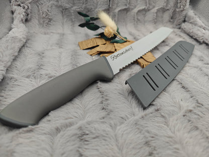 Personalisiertes Brotmesser Grau mit Gravur | Scharfes Wellenschliffmesser Edelstahl 20 cm | Individuelles Messer mit Name & Klingenschutz