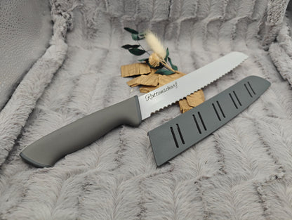 Personalisiertes Brotmesser Grau mit Gravur | Scharfes Wellenschliffmesser Edelstahl 20 cm | Individuelles Messer mit Name & Klingenschutz