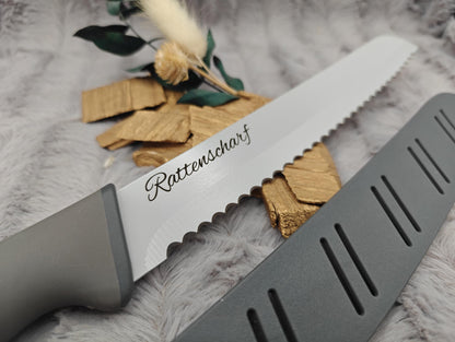 Personalisiertes Brotmesser Grau mit Gravur | Scharfes Wellenschliffmesser Edelstahl 20 cm | Individuelles Messer mit Name & Klingenschutz