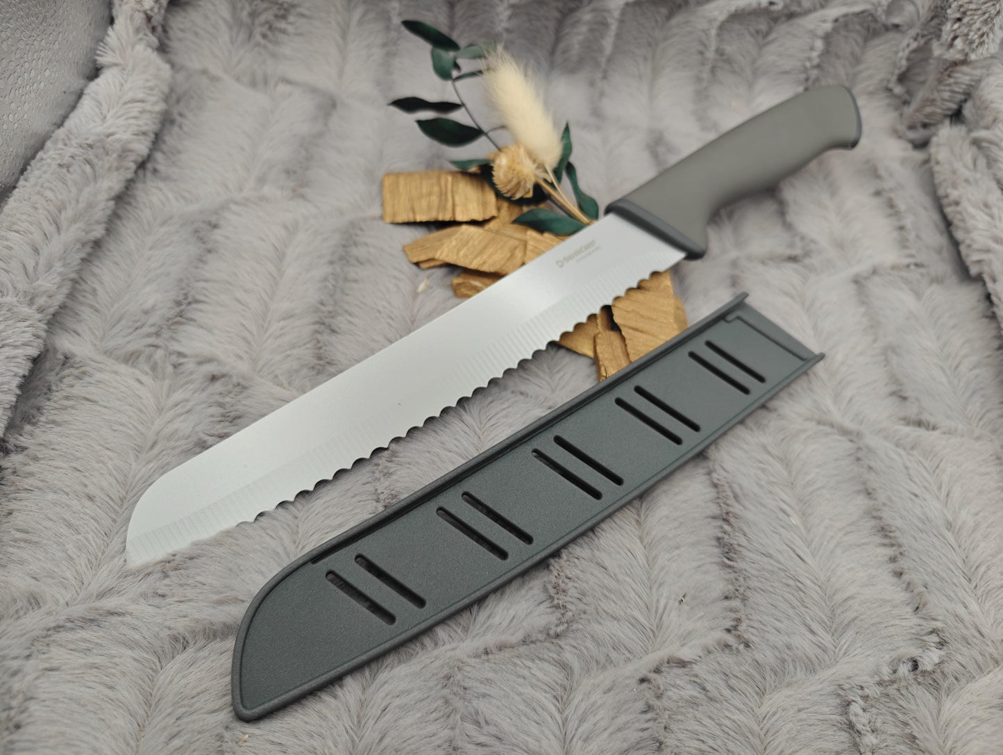 Personalisiertes Brotmesser Grau mit Gravur | Scharfes Wellenschliffmesser Edelstahl 20 cm | Individuelles Messer mit Name & Klingenschutz