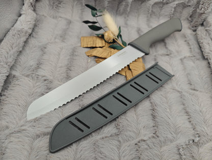 Personalisiertes Brotmesser Grau mit Gravur | Scharfes Wellenschliffmesser Edelstahl 20 cm | Individuelles Messer mit Name & Klingenschutz