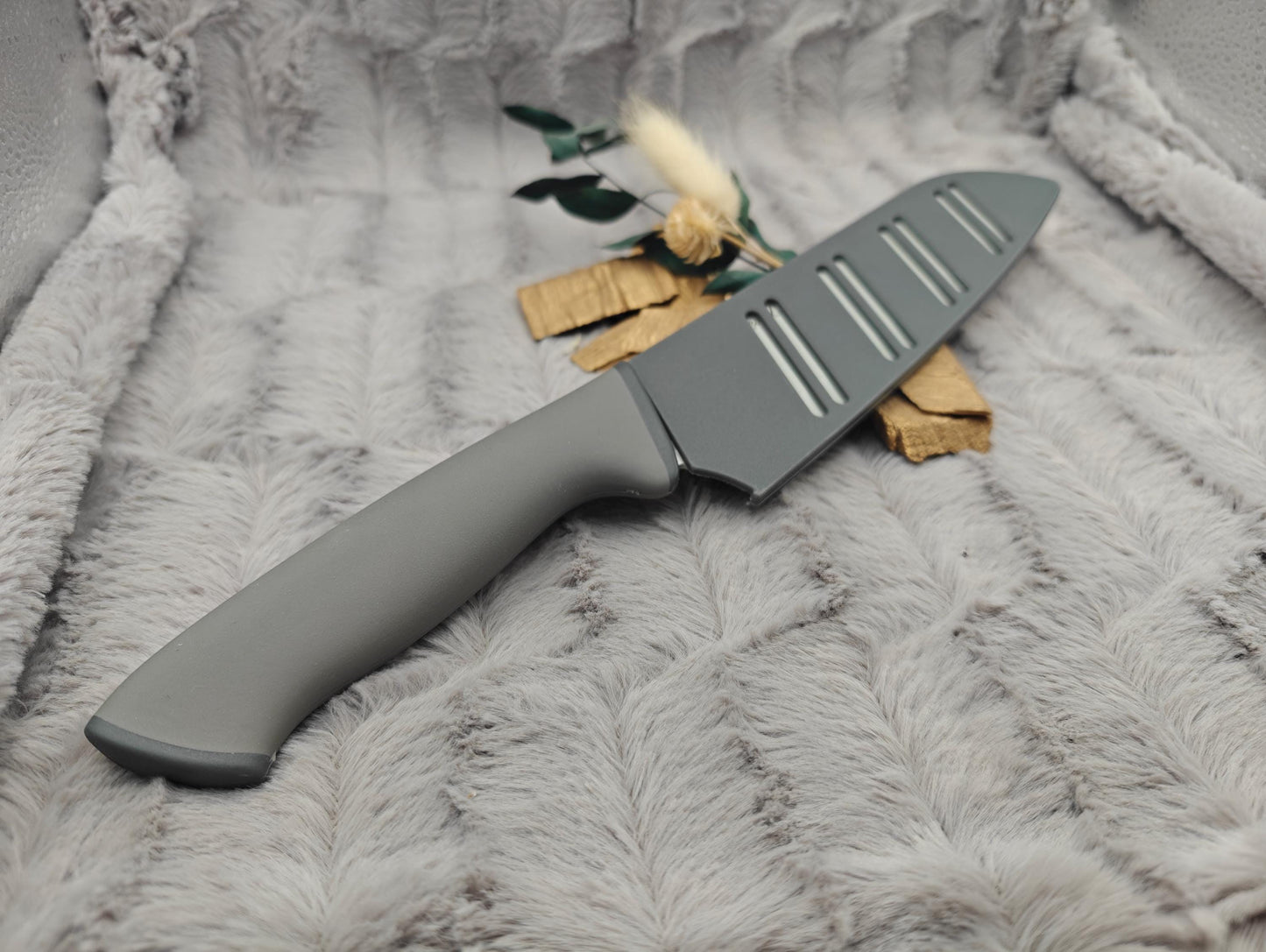 Personalisiertes Santokumesser mit Gravur | Scharfes Kochmesser Edelstahl | Individuelles Küchenmesser mit Name & Schutzhülle | 17,5 cm
