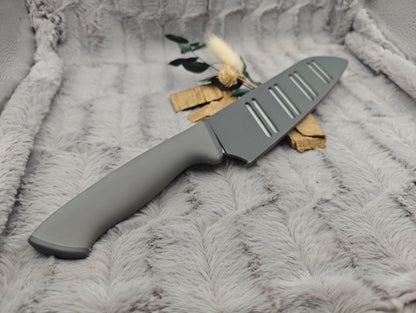 Personalisiertes Santokumesser mit Gravur | Scharfes Kochmesser Edelstahl | Individuelles Küchenmesser mit Name & Schutzhülle | 17,5 cm