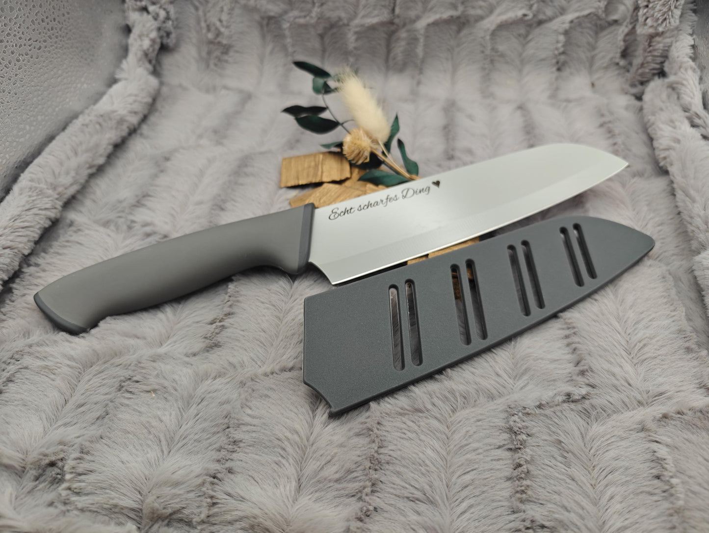 Personalisiertes Santokumesser mit Gravur | Scharfes Kochmesser Edelstahl | Individuelles Küchenmesser mit Name & Schutzhülle | 17,5 cm
