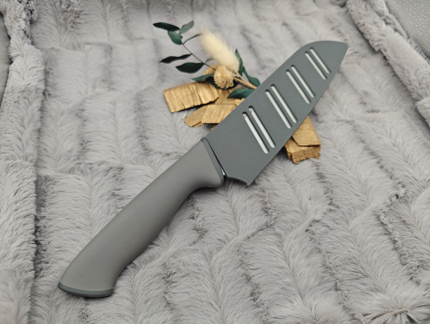 Personalisiertes Santokumesser mit Gravur | Scharfes Kochmesser Edelstahl | Individuelles Küchenmesser mit Name & Schutzhülle | 17,5 cm
