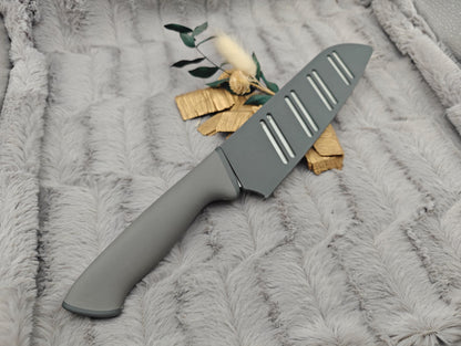 Personalisiertes Santokumesser mit Gravur | Scharfes Kochmesser Edelstahl | Individuelles Küchenmesser mit Name & Schutzhülle | 17,5 cm