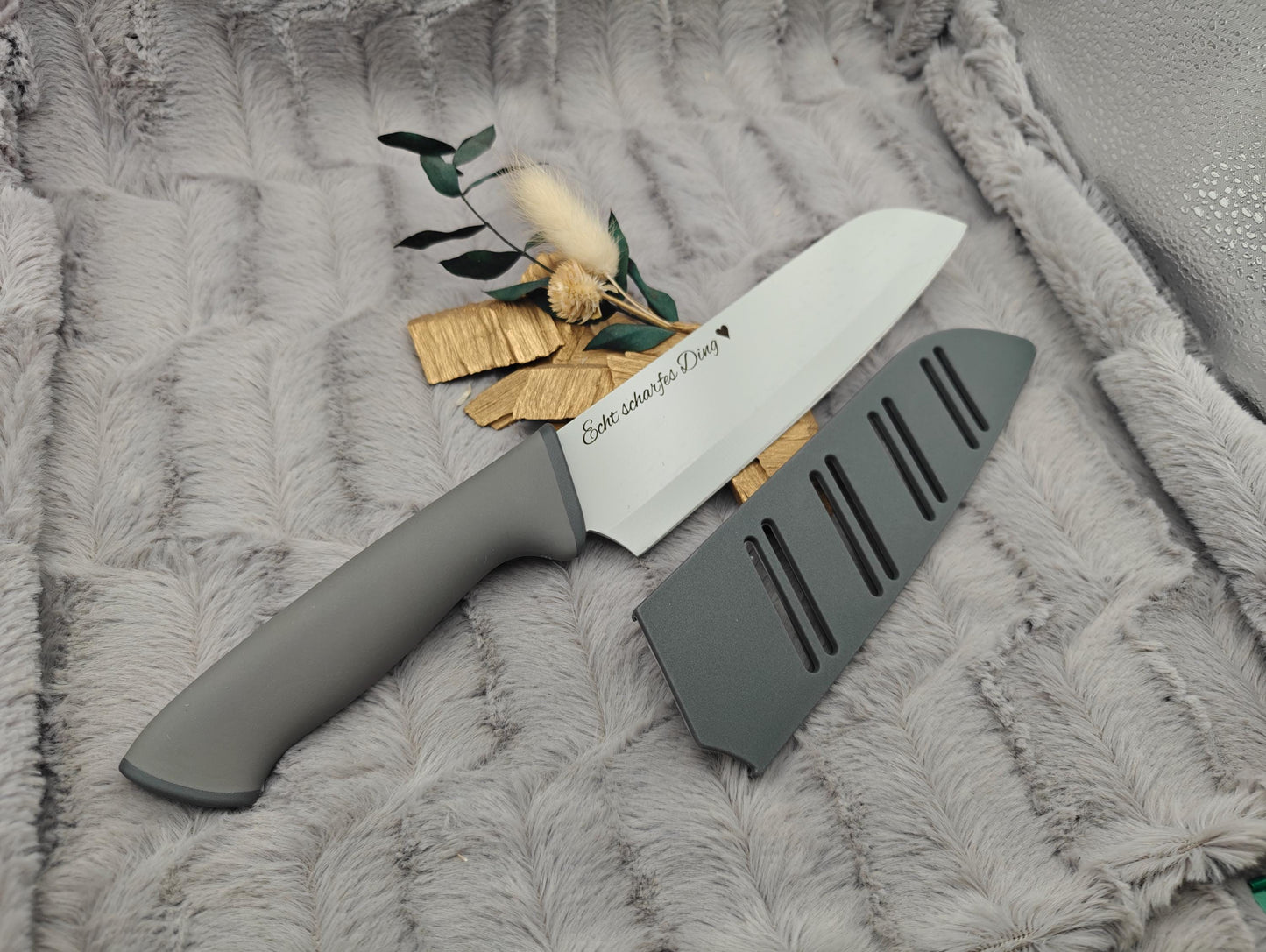 Personalisiertes Santokumesser mit Gravur | Scharfes Kochmesser Edelstahl | Individuelles Küchenmesser mit Name & Schutzhülle | 17,5 cm