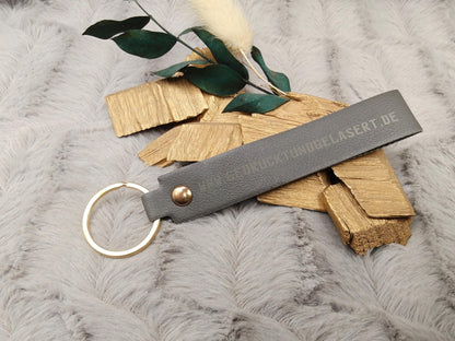 Personalisierter Schlüsselanhänger Kunstleder mit Name | Individueller Anhänger | Gastgeschenk Hochzeit&Geburtstag | Schlüsselband 15 Farben