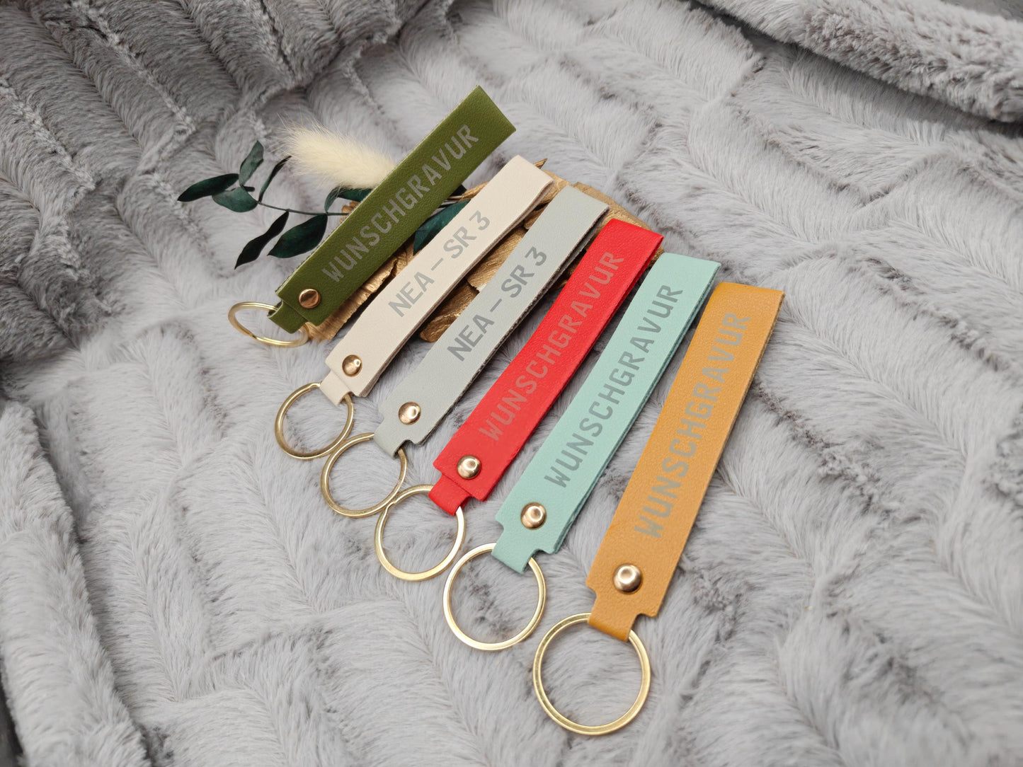 Personalisierter Schlüsselanhänger Kunstleder mit Name | Individueller Anhänger | Gastgeschenk Hochzeit&Geburtstag | Schlüsselband 15 Farben