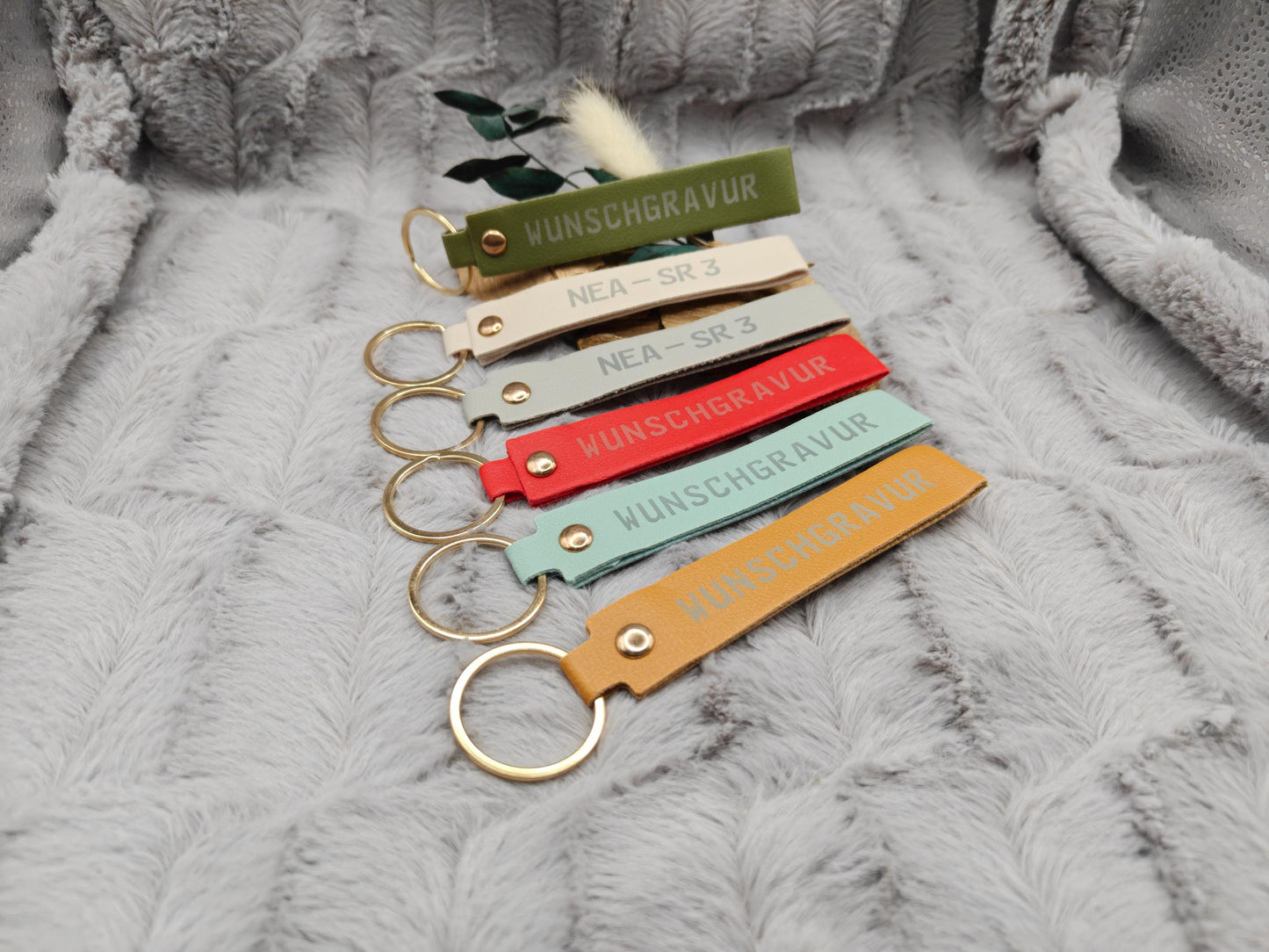 Personalisierter Schlüsselanhänger Kunstleder mit Name | Individueller Anhänger | Gastgeschenk Hochzeit&Geburtstag | Schlüsselband 15 Farben