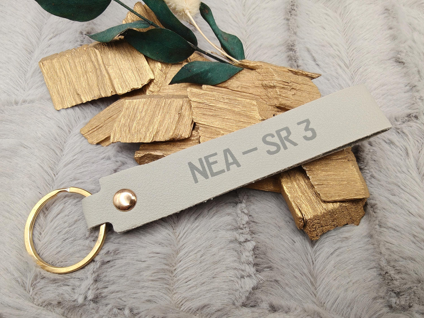 Personalisierter Schlüsselanhänger Kunstleder mit Name | Individueller Anhänger | Gastgeschenk Hochzeit&Geburtstag | Schlüsselband 15 Farben