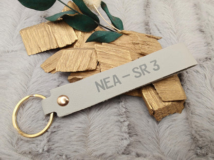 Personalisierter Schlüsselanhänger Kunstleder mit Name | Individueller Anhänger | Gastgeschenk Hochzeit&Geburtstag | Schlüsselband 15 Farben