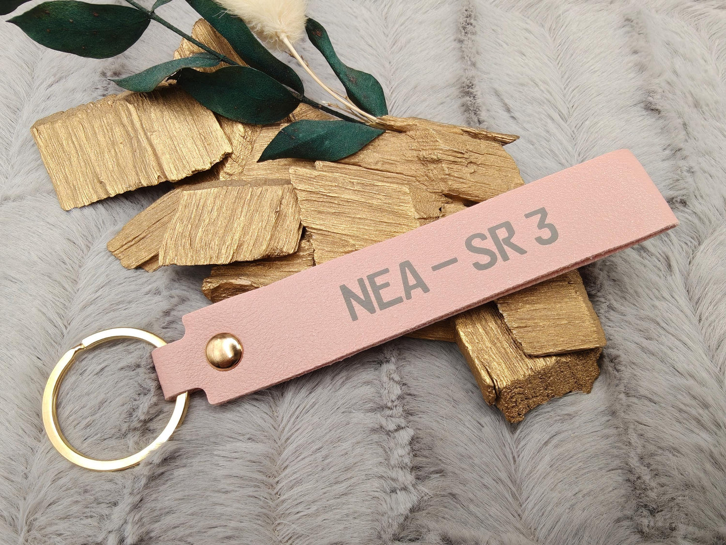 Personalisierter Schlüsselanhänger Kunstleder mit Name | Individueller Anhänger | Gastgeschenk Hochzeit&Geburtstag | Schlüsselband 15 Farben