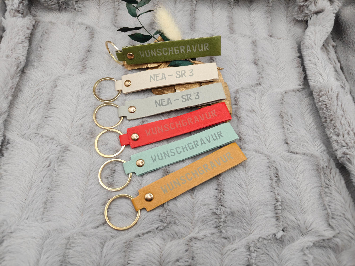 Personalisierter Schlüsselanhänger Kunstleder mit Name | Individueller Anhänger | Gastgeschenk Hochzeit&Geburtstag | Schlüsselband 15 Farben