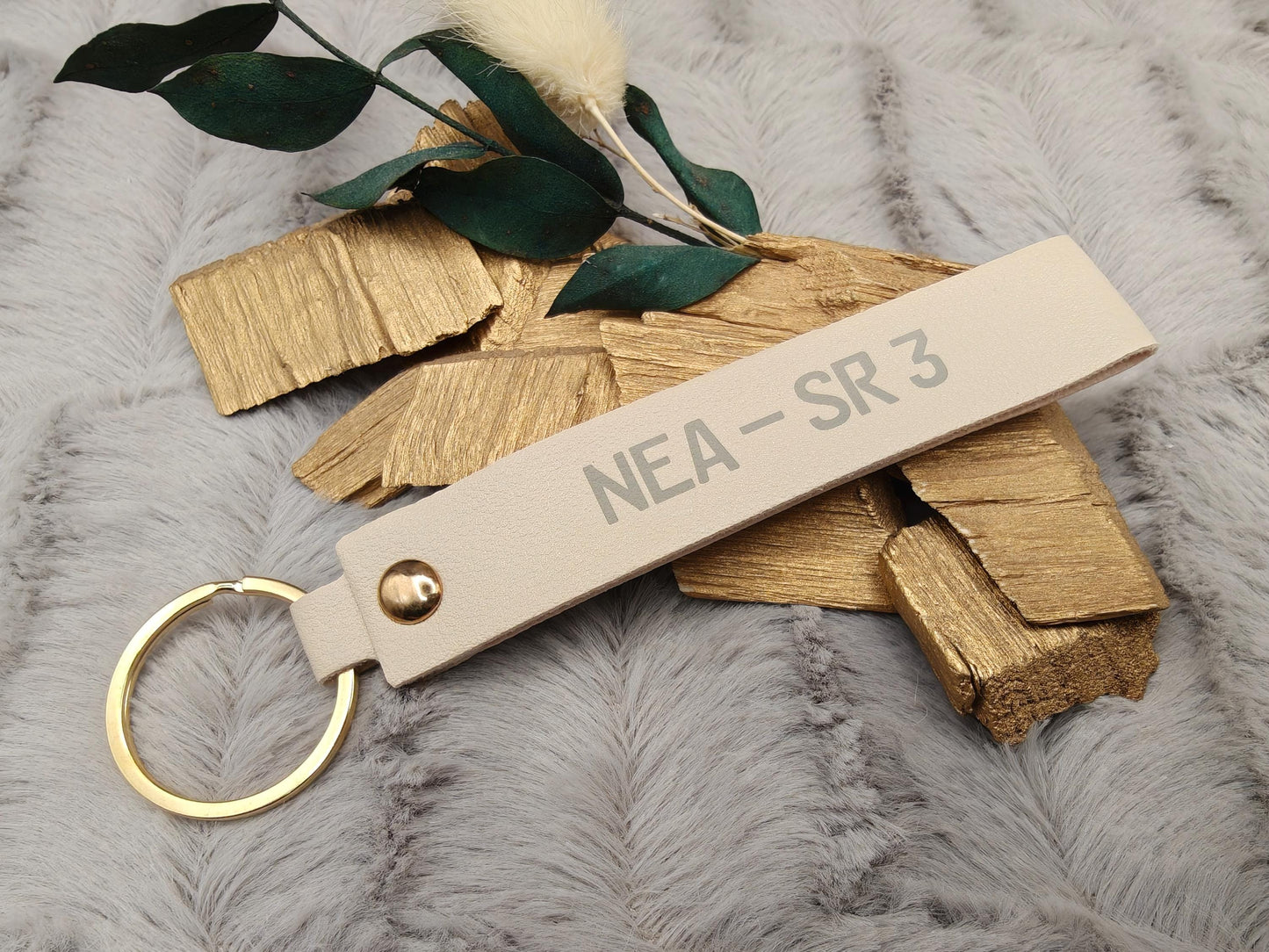 Personalisierter Schlüsselanhänger Kunstleder mit Name | Individueller Anhänger | Gastgeschenk Hochzeit&Geburtstag | Schlüsselband 15 Farben