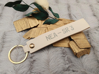 Personalisierter Schlüsselanhänger Kunstleder mit Name | Individueller Anhänger | Gastgeschenk Hochzeit&Geburtstag | Schlüsselband 15 Farben