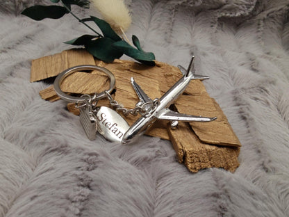 Personalisierter Schlüsselanhänger Flugzeug mit Gravur | Metall Anhänger Koffer & Name | Geschenk für Reisende Piloten | Glücksbringer