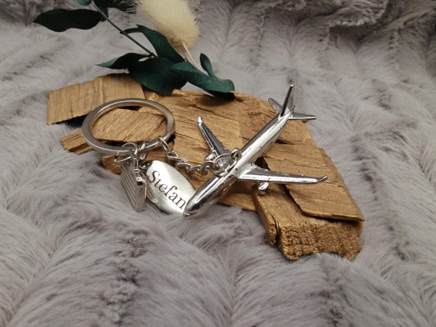 Personalisierter Schlüsselanhänger Flugzeug mit Gravur | Metall Anhänger Koffer & Name | Geschenk für Reisende Piloten | Glücksbringer