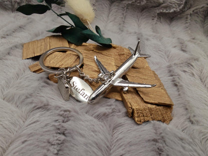Personalisierter Schlüsselanhänger Flugzeug mit Gravur | Metall Anhänger Koffer & Name | Geschenk für Reisende Piloten | Glücksbringer