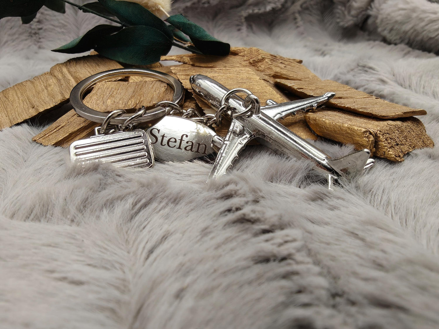 Personalisierter Schlüsselanhänger Flugzeug mit Gravur | Metall Anhänger Koffer & Name | Geschenk für Reisende Piloten | Glücksbringer