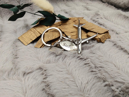 Personalisierter Schlüsselanhänger Flugzeug mit Gravur | Metall Anhänger Koffer & Name | Geschenk für Reisende Piloten | Glücksbringer