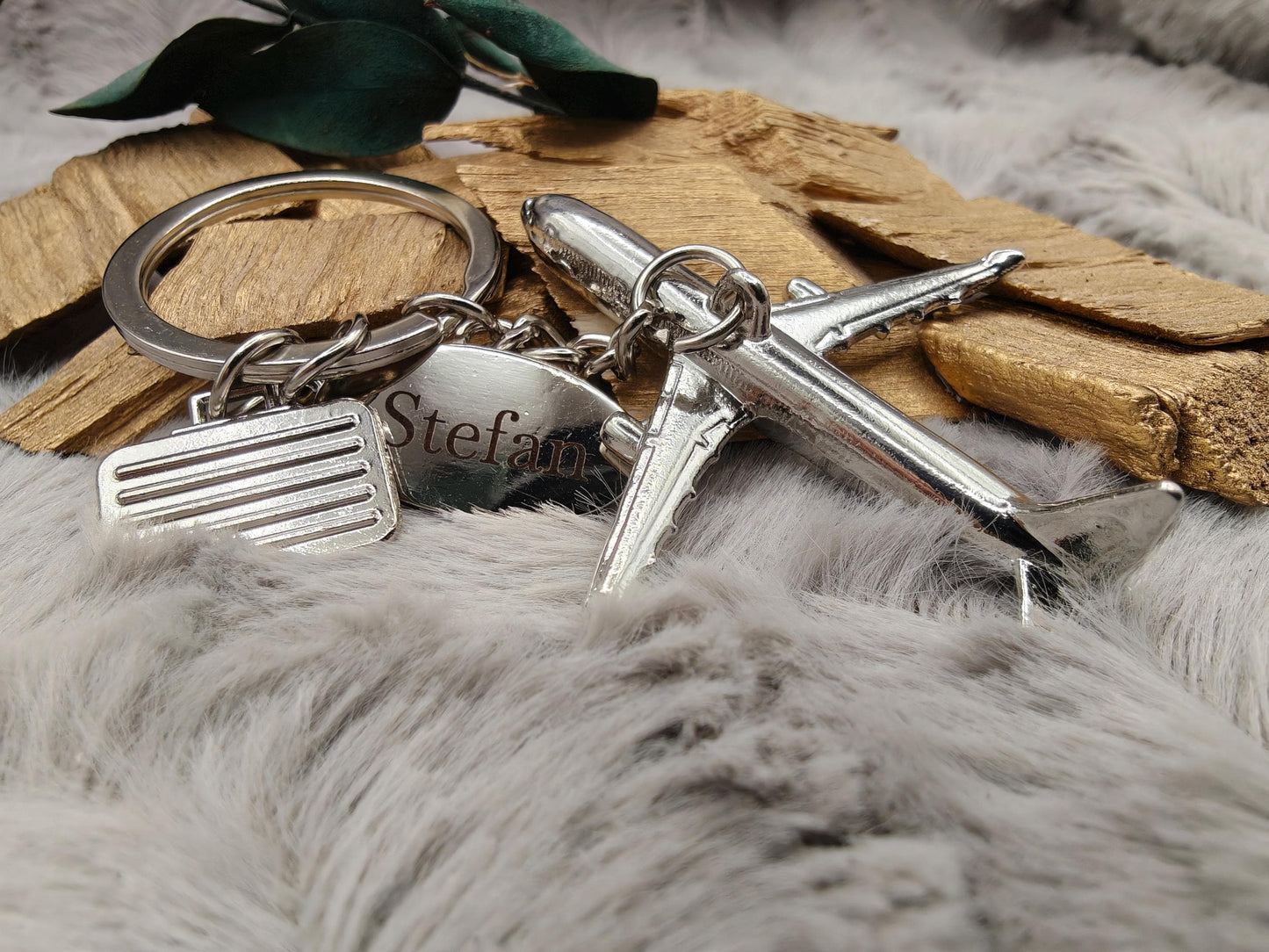 Personalisierter Schlüsselanhänger Flugzeug mit Gravur | Metall Anhänger Koffer & Name | Geschenk für Reisende Piloten | Glücksbringer