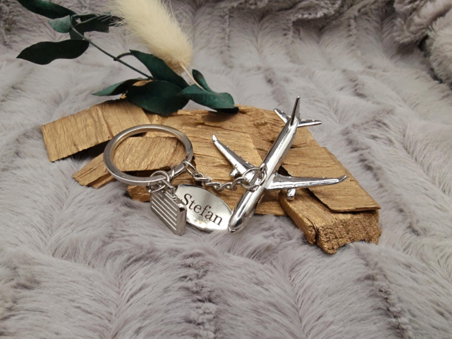 Personalisierter Schlüsselanhänger Flugzeug mit Gravur | Metall Anhänger Koffer & Name | Geschenk für Reisende Piloten | Glücksbringer