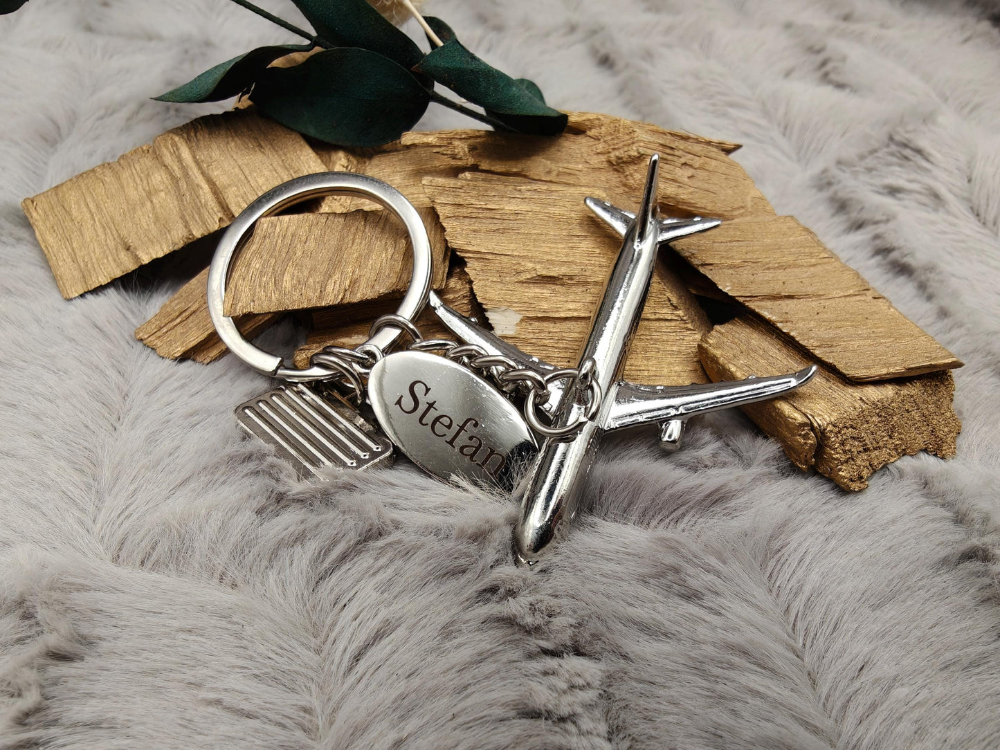 Personalisierter Schlüsselanhänger Flugzeug mit Gravur | Metall Anhänger Koffer & Name | Geschenk für Reisende Piloten | Glücksbringer
