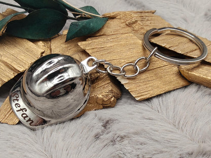 Personalisierter Schlüsselanhänger Helm mit Gravur | Metallanhänger mit Name | Geschenk für Feuerwehr, Handwerker & Bauarbeiter | Schutzhelm