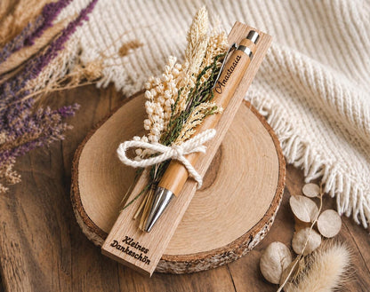 Kugelschreiber personalisiert Geschenk mit Trockenblumen Deko Bambus individueller Gravur schwarz Kuli Stift Holz Gastgeschenk Geschenk Gift