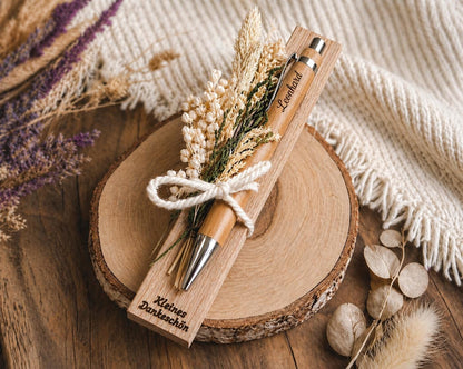 Kugelschreiber personalisiert Geschenk mit Trockenblumen Deko Bambus individueller Gravur schwarz Kuli Stift Holz Gastgeschenk Geschenk Gift
