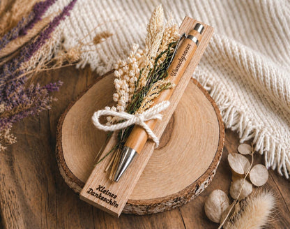 Kugelschreiber personalisiert Geschenk mit Trockenblumen Deko Bambus individueller Gravur schwarz Kuli Stift Holz Gastgeschenk Geschenk Gift